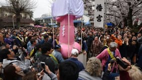 Des festivaliers brandissant des statues géantes de phallus à travers les rues de Kawasaki, au Japon, le 3 avril 2016