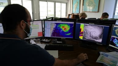 Les prévisionnistes de Météo-France surveillent "Batsirai", un nouveau cyclone tropical formé au-dessus de l'océan Indien et qui a commencé à se déplacer vers l'île de la Réunion, le 2 février 2022 à Saint-Denis 