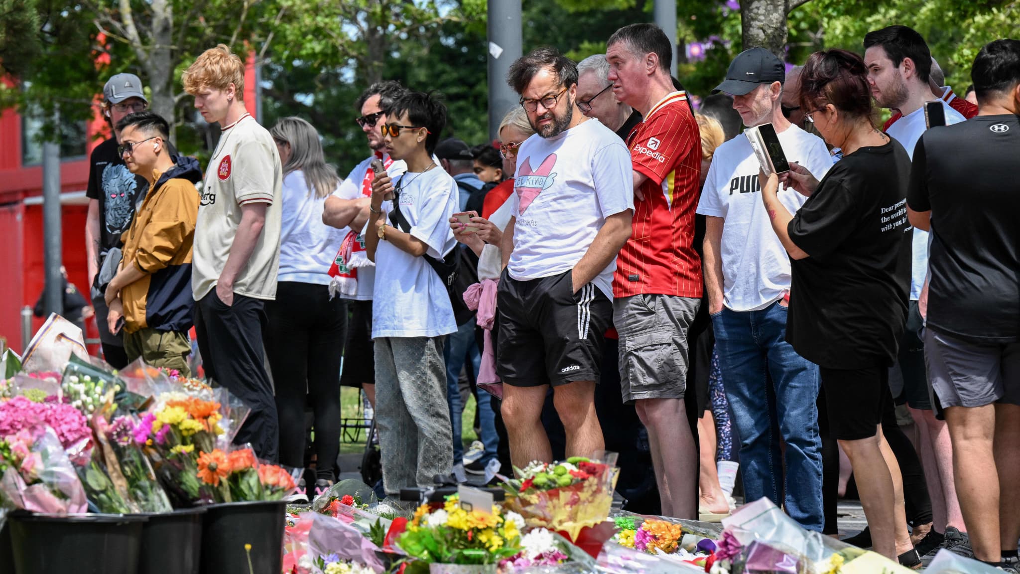 La tristesse des fans de Liverpool qui viennent rendre hommage à Diogo Jota le 3 juillet 2025 La tristesse des fans de Liverpool qui viennent rendre hommage à Diogo Jota le 3 juillet 2025