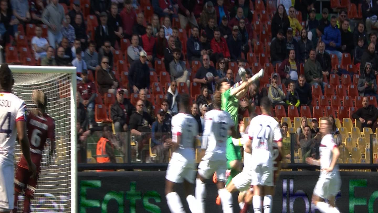 Desmas percuté par Kouyaté dans les airs. Desmas percuté par Kouyaté dans les airs.