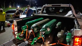 Bombonnes d'oxygène à Manaus. 