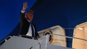 Le président américain Donald Trump salue la foule alors qu'il monte à bord d'Air Force One après avoir quitté prématurément le sommet des dirigeants du G7, le 16 juin 2025, à Calgary. Donald Trump a déclaré qu'il quittait le sommet un jour plus tôt que prévu afin de retourner à Washington pour tenter de régler le conflit entre Israël et l'Iran.