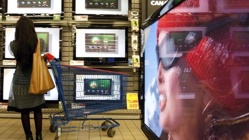 La consommation des ménages français en biens a augmenté de 0,5% en mai par rapport au mois précédent du fait d'un rebond des achats alimentaires, selon l'Insee. /Photo d'archives/REUTERS/Eric Gaillard