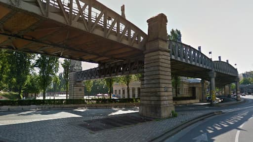 A proximité de la place de la Bataille de Stalingrad un SDF a découvert dans une poubelle un véritable arsenal de guerre.