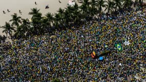 Les manifestants défilent sur la célèbre plage de Copacabana, à Rio de Janeiro, dimanche 15 mars.
