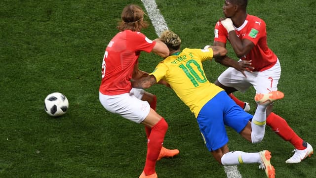 Neymar serré de près contre la Suisse