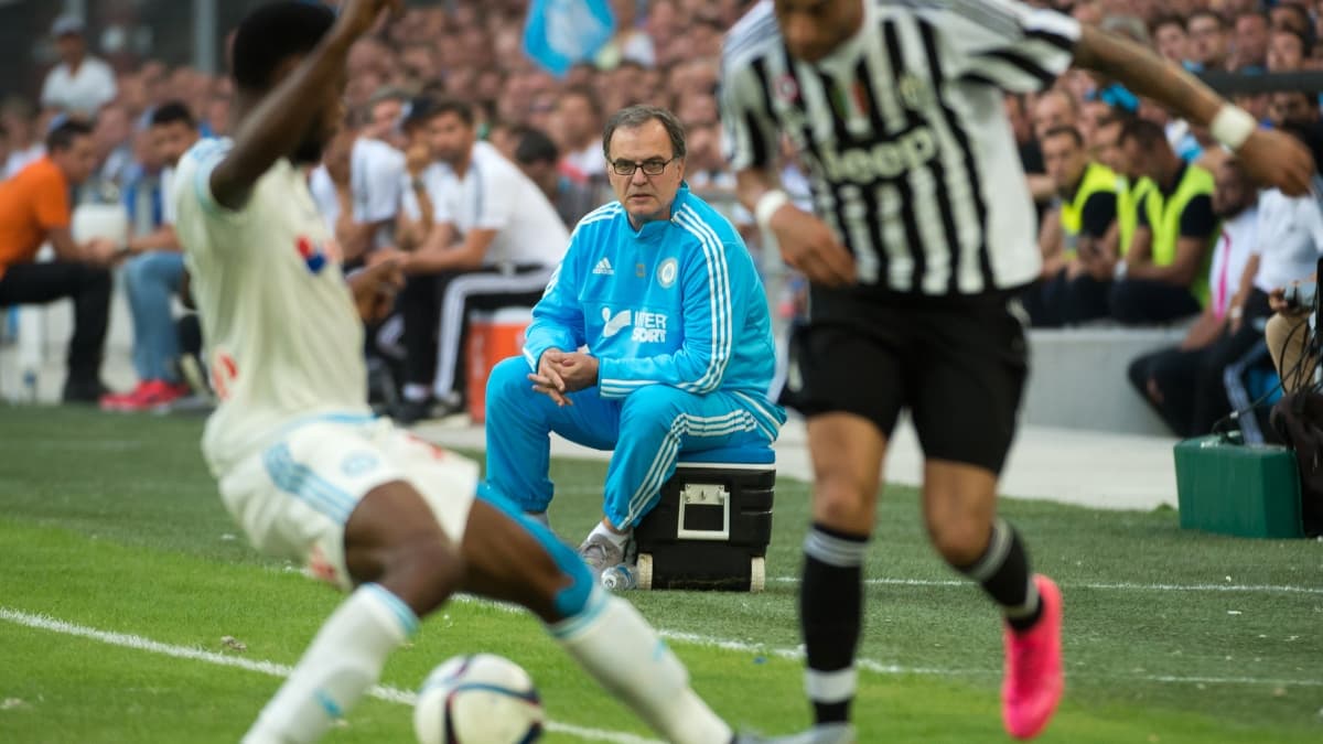 Marcelo Bielsa sur sa glacière lors d'un match amical entre l'OM et la Juventus en août 2015