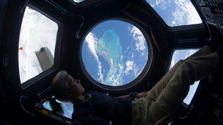 Shannon Walker dans la Station spatiale internationale le 25 novembre 2010