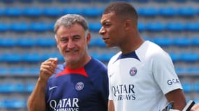 Kylian Mbappé en discussion avec Christophe Galtier lors de la préparation du PSG, en juillet 2022