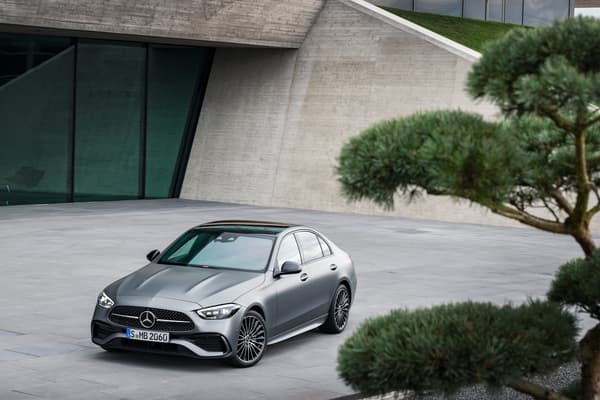 Sur sa nouvelle berline, Mercedes introduit de nouvelles aides à la conduite comme l'assistant directionnel actif, qui "aide le conducteur à suivre sa trajectoire sur une plage de vitesse allant jusqu'à 210 km/h", précise le constructeur allemand.