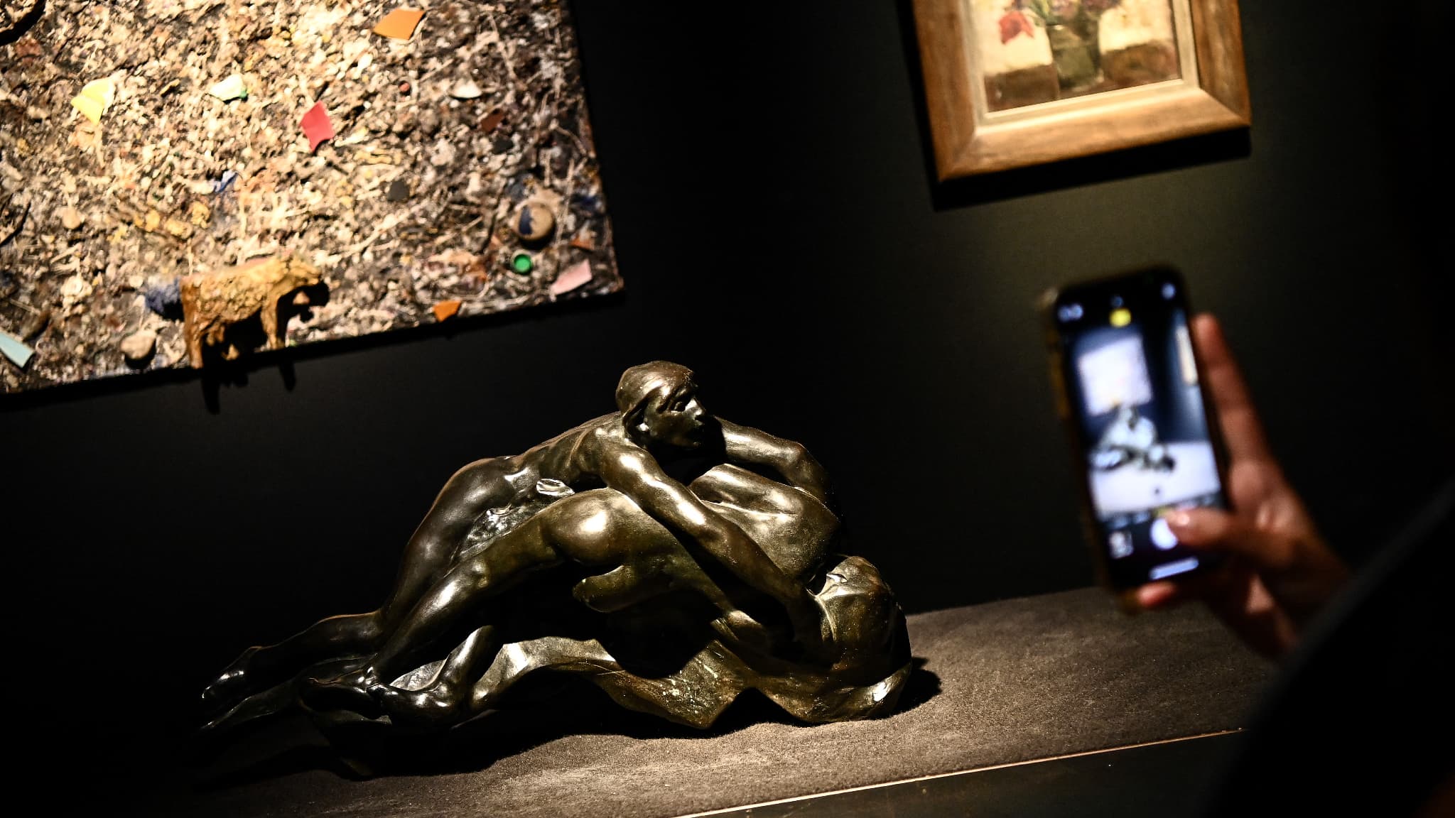 Un bronze à patine noire d'Auguste Rodin, "Paolo et Francesca", tiré à 12 exemplaires, adjugé 83.200 euros lors de la vente aux enchères de la collection d'art de Gérard Depardieu le 26 septembre 2023.