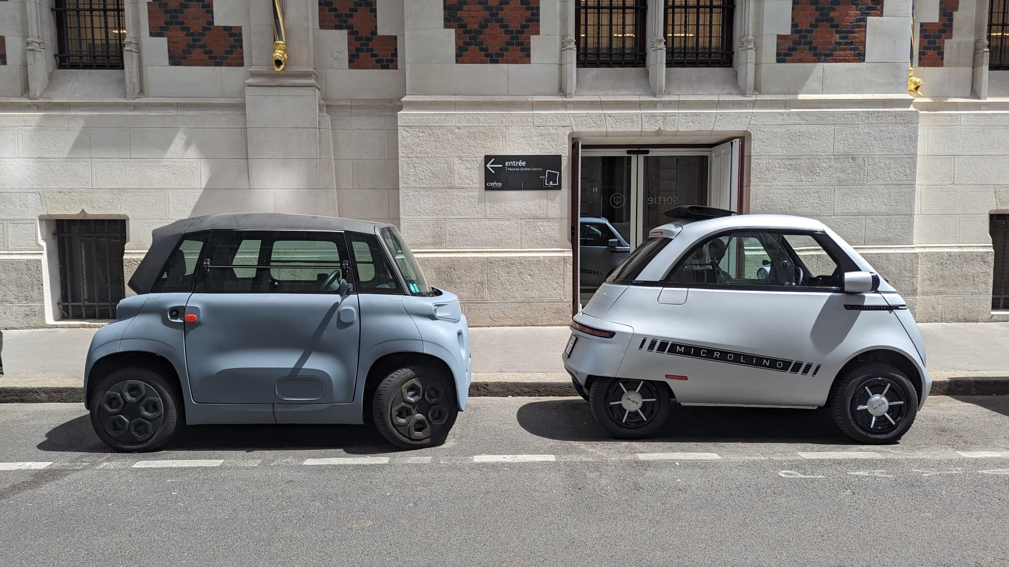 A gauche, la Citroën AMI, à droite, la Microlino, deux modèles de mini-voitures.