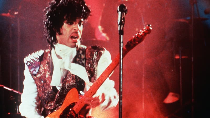 Prince sur scène en février 1985