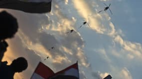 Les hélicoptères de l'armée survolent les manifestants au Caire le 1er juillet.