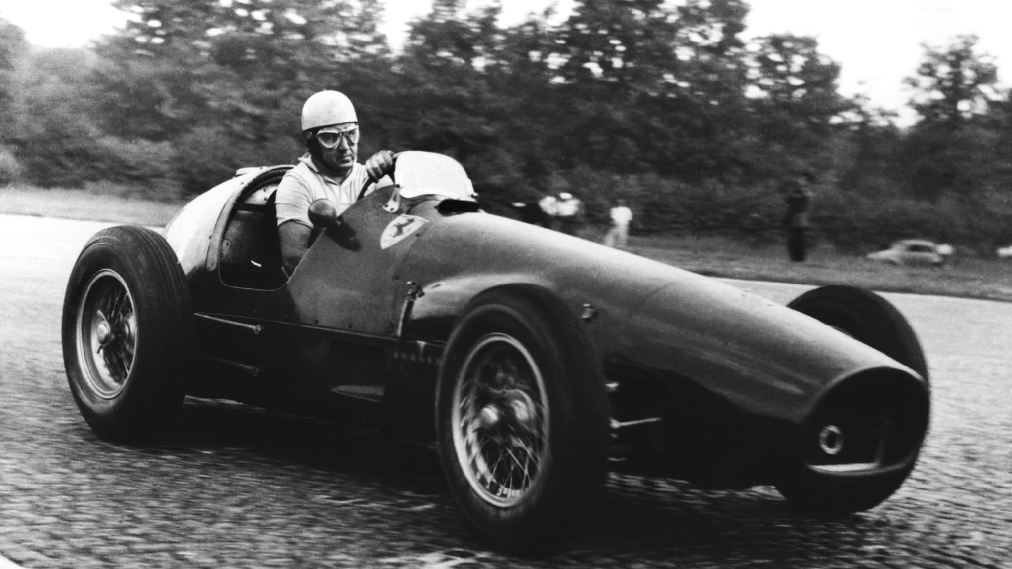 Alberto Ascari au volant d'une Ferrari, à Monza le 30 novembre 1953