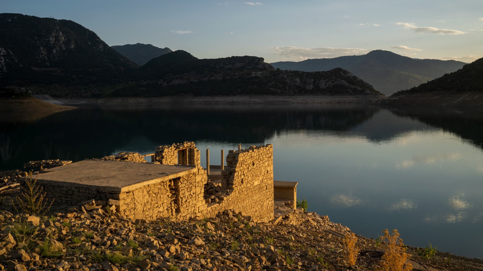 Les vestiges d'une maison réapparue lorsque le niveau du lac artificiel de Mornos a baissé à la suite d'une sécheresse, près du village de Lidoriki, en Grèce, le 1er septembre 2024 Les vestiges d'une maison réapparue lorsque le niveau du lac artificiel de Mornos a baissé à la suite d'une sécheresse, près du village de Lidoriki, en Grèce, le 1er septembre 2024