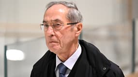 Claude Guéant arrive pour le verdict du procès de l'ancien président français Nicolas Sarkozy pour financement illégal de sa campagne présidentielle victorieuse de 2007 par la Libye, au tribunal de Paris, le 25 septembre 2025. 