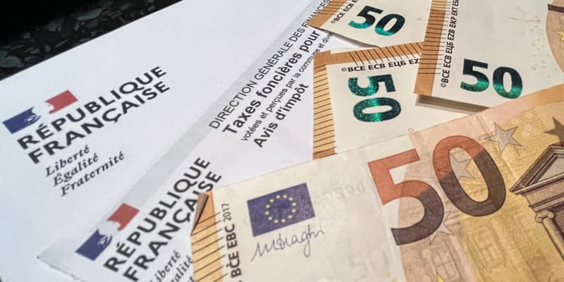 Un document de taxe foncière française avec des billets de 50 euros, à Lille, en novembre 2022. (Illustration)