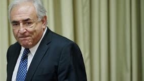 Dominique Strauss-Kahn reste en tête du baromètre Ipsos/Le Point mais recule de 11 points tandis que Martine Aubry et François Hollande gagnent respectivement trois et un points d'opinions favorables. /Photo prise le 3 mars 2011/REUTERS/Ueslei Marcelino
