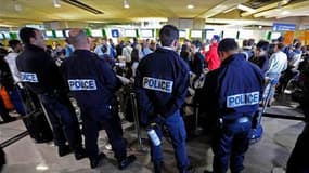 Des policiers surveillent des passagers empêcher d'embarquer à bord d'un avion d'une compagnie hongroise à destination d'Israël, à l'aéroport Charles-de-Gaulle de Roissy. Environ 200 militants pro-palestiniens n'ont pas été autorisés à monter à bord d'avi