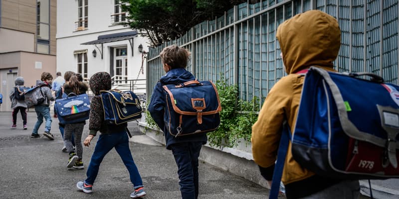 Des élèves se dirigent vers leur salle de classe à l'école privée catholique Institut Sainte-Geneviève à Paris, le 12 mai 2020