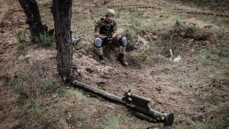 Un soldat ukrainien près d'un missile sol-air à Lyman, en Ukraine, le 28 avril 2023 (illustration). 