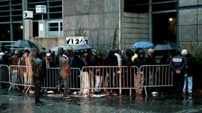Des immigrés font la queue devant la préfecture de Bobigny, en Seine-Saint-Denis, pour la régularisation de leurs papiers.