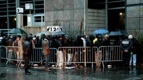 Des immigrés font la queue devant la préfecture de Bobigny, en Seine-Saint-Denis, pour la régularisation de leurs papiers.