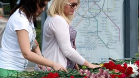Des proches des 22 victimes du métro de Moscou déposent des fleurs à la station Park Pobedy (Parc de la Victoire), le 16 juillet au lendemain du drame.