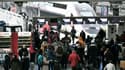 Des voyageurs passent les portiques de contrôle pour prendre leur train au premier jour d'une grève des contrôleurs de la SNCF, le 2 décembre 2022 à la Gare de Lyon, à Paris 