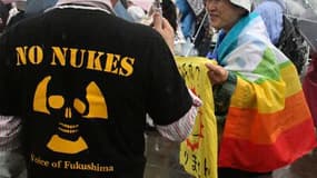 Des parents vivant dans la ville de Fukushima, dans le nord-est du Japon, ont défilé dimanche aux côtés de centaines de manifestants pour exiger que l'on préserve leurs enfants de la radioactivité, plus de trois mois après le tsunami dévastateur qui a pro