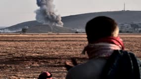 De la fumée s'élève au-dessus de la ville de Kobané, à la frontière turco-syrienne, après une frappe aérienne, le 8 octobre 2014. La ville est menacée de tomber aux mains des jihadistes de Daesh