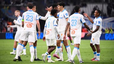 Les joueurs de l'OM fêtent leur succès contre Lorient en Ligue 1, le 12 septembre 2025