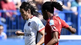 Edinson Cavani en duel avec Bakary Koné lors du Trophée des champions