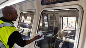 Un agent du métro de Washington effectue un nettoyage des vitres, à l'aéroport Ronald Reagan, le 13 avril 2015