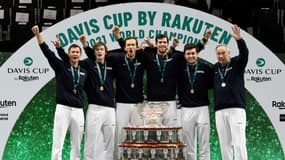La joie des Russes Evgeny Donskoy, Andrey Rublev, Daniil Medvedev, Karen Khachanov, Aslan Karatsev et du capitaine Shamil Tarpischev, après avoir remporté la finale de la Coupe Davis face à la Croatie (2-0), le 5 décembre 2021 à Granollers (Espagne)