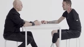 Pascal Obispo et Nicolas Lacambre dans le clip On n'est pas seul sur la Terre - 