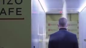 Les visiteurs doivent traverser ce tunnel désinfectant pour pouvoir approcher Vladimir Poutine. 