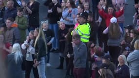 Lors du grand concert à Manchester, ce policier danse avec le public