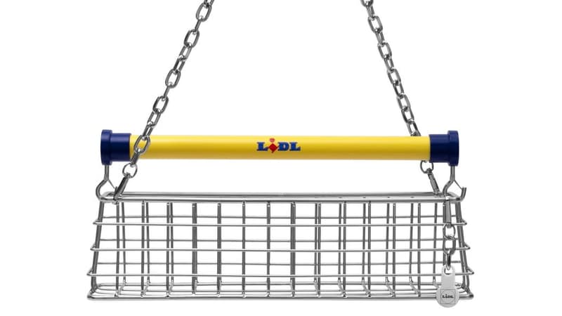 Après les baskets, chaussettes et claquettes aux couleurs de l'enseigne, Lidl s’associe au designer américain Nik Bentel pour dévoiler un sac-caddie façon besace de luxe