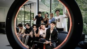 Photo prise le 29 mai 2020 dans une villa parisienne de jeunes influenceurs qui postent leurs créations sur le très populaire réseau social TikTok
