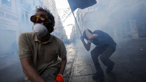 Manifestants en plein affrontement avec la police dans le parc Gezi, dans le centre d'Istanbul, vendredi.