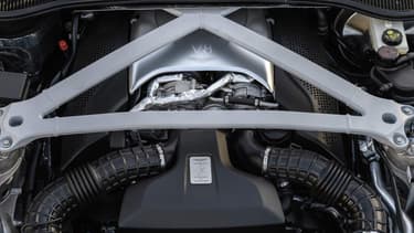 Deux anglaises récentes passent au V8, à peu près pour le même prix: l'Aston Martin DB11 et la Jaguar XE.