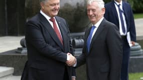 Le président ukrainien Petro Porochenko serre la main du secrétaire américain à la Défense Jim Mattis à Kiev le 24 août 2017
