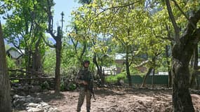 Un soldat paramilitaire indien monte la garde à Hapatnar dans le district d'Anantnag, au sud du Cachemire, le 29 avril 2025.