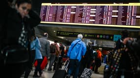 Des passagers à l'aéroport de Lisbonne (Portugal) le 1er avril 2023. (Photo d'illustration)