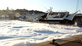 Un superyacht en feu dans le port de Saint-Tropez 