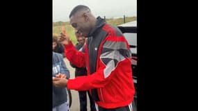 Randal Kolo Muani échange avec des fans du PSG à la sortie du centre d'entraînement de Poissy, octobre 2024