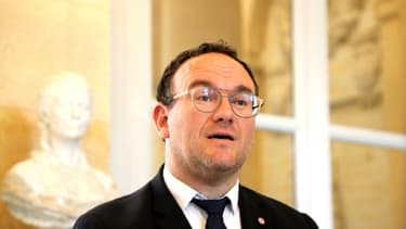 Damien Abad lors d'une conférence de presse le 29 avril 2020 à l'Assemblée nationale