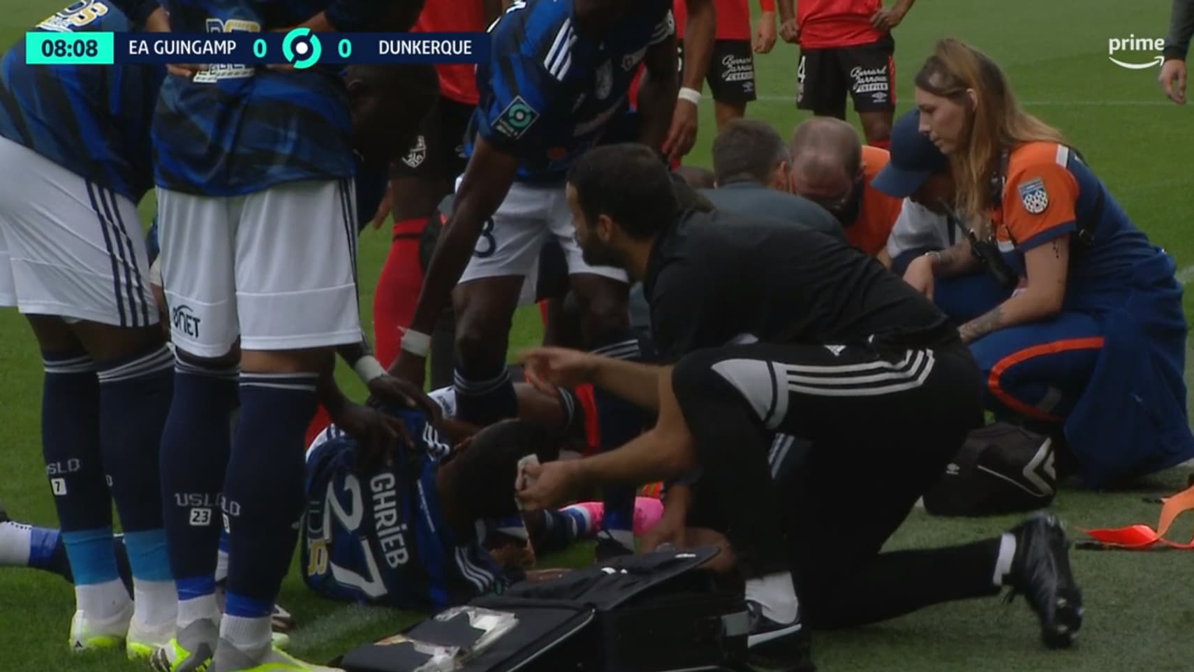 Choc tête contre tête entre Ndour et Ghrieb lors de Guingamp-Dunkerque, 12 août 2023 Choc tête contre tête entre Ndour et Ghrieb lors de Guingamp-Dunkerque, 12 août 2023
